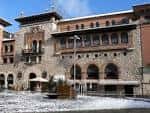 Fachada exterior del Casino y Teatro Marín en Teruel con nieve