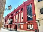 Fachada exterior del Teatro Alkázar en Plasencia con su distintivo color rojo y arquitectura neoclásica