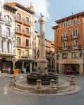 Vista cenital de la Plaza del Torico con su fuente central y edificios históricos