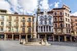 Plaza del Torico en Teruel mostrando arquitectura modernista y ambiente urbano
