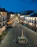 Plaza del Torico iluminada al atardecer con perspectiva aérea