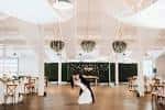 Ceremonia de boda en el interior del venue con decoración elegante