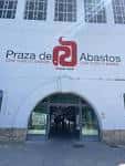 Fachada principal de la Plaza de Abastos con el logotipo institucional visible