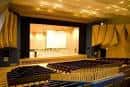 Interior del auditorio mostrando el escenario y las butacas