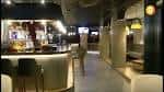 Interior del Bar Pantera Club con barra iluminada y zona de mesas