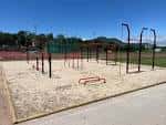 Zona de entrenamiento al aire libre con equipamiento deportivo en Parc Esportiu Mas d'en Bigas