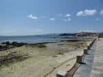 Paseo marítimo de Vilagarcía de Arousa con vistas al mar y muelle