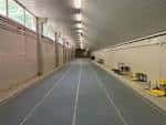 Pista cubierta interior para atletismo con iluminación artificial