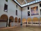 Vista del patio interior con arcos y galería superior