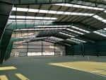Vista interior del techo estructural del pabellón deportivo
