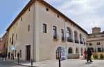Vista exterior de la Casa Convalescència en Vic con su fachada histórica y arco central