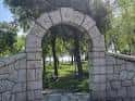 Arco de piedra con vista al interior del Parque El Vivero