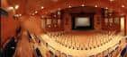 Interior del auditorio con butacas y escenario