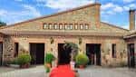 Entrada principal de la ermita decorada para una boda con alfombra roja