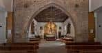 Interior de la ermita mostrando el altar mayor y bóveda de piedra