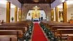 Nave central de la ermita con pasillo rojo y bancos laterales listos para ceremonia
