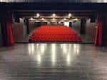 Escenario vacío con cortinas rojas y suelo brillante