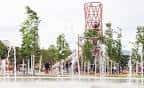 Área recreativa con fuentes y estructura roja en el Metropolitan Park