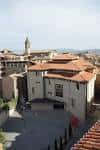 Vista panorámica del Museu d'Art Medieval en Vic con tejados rojos y torre al fondo