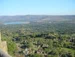 Panorámica desde el Monte Valcorchero que incluye el embalse y las montañas circundantes