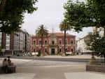 Vista general de la Plaza de Ravella con el edificio principal y palmeras