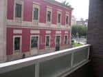 Fachada del edificio histórico desde un balcón cercano