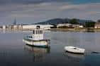 Vista del puerto de Vilaxoán con embarcaciones y muelles en primer plano