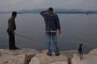 Personas pescando desde los muelles del puerto de Vilaxoán