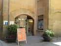 Fachada de la Oficina de Turismo de Vic con entrada arqueada y señalización