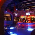 Interior del bar musical con iluminación de colores y barra central