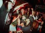 Público en vivo durante un evento musical en D3 Arts