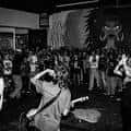 Concierto en el interior de D3 Arts con banda en escena