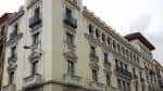 Detalle de la esquina del Edificio Iberia con balcones ornamentados y ventanas decorativas