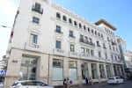 Vista exterior del Edificio Iberia en Cuenca, mostrando su fachada clásica y detalles arquitectónicos