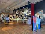 Interior del museo con exhibiciones y arte moderno