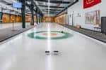Pista de curling dentro del establecimiento