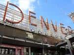 Vista exterior del Denver Pavilions con el letrero icónico en la fachada
