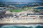 Vista aérea panorámica de Belmont Park en San Diego, mostrando el parque junto a la playa y el océano