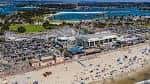 Vista aérea del complejo de Belmont Park con estacionamiento lleno y acceso directo a la arena