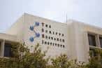 Fachada del The Scripps Research Institute con logotipo visible