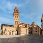 Vista exterior de la Catedral de Santa María de Mediavilla con su torre mudéjar bajo un cielo azul