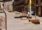 Plaza peatonal en Vic con bancos y mobiliario urbano