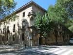 Vista exterior del Convent de Sant Domènec con fachada histórica y árboles