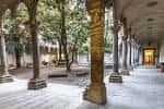 Patio interior con arcos y columnas medievales, ideal para eventos al aire libre