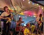Concierto en vivo en el porche de Add-A-Ball Amusements