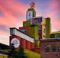 Fachada colorida del edificio histórico con el logotipo clásico de la marca