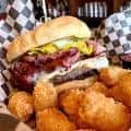 Plato de comida típica del bar: hamburguesa y nuggets