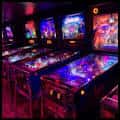 Interior del Kraken Bar & Lounge con máquinas pinball iluminadas