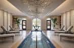 Piscina interior de lujo con tumbonas y decoración elegante
