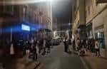 Vista nocturna de la calle Larga en Cuenca con el local El Anti iluminado